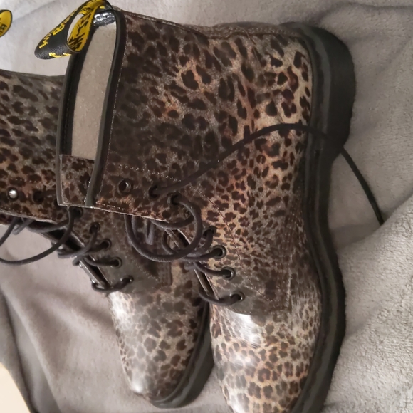 Dr. Martens leopard print lace up combat size 9 - Picture 2 of 8